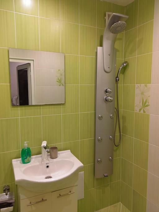 Alexander Apartments キュステンディル エクステリア 写真
